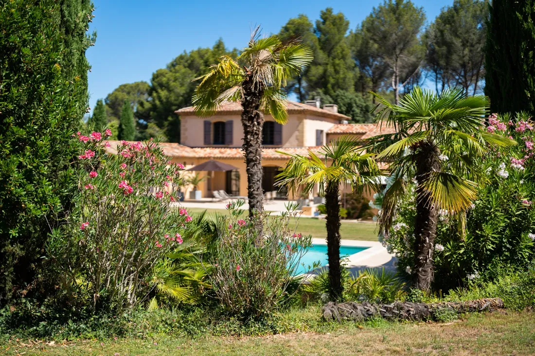 Photo 3 - - SOUS COMPROMIS - Maison 10 pièces à Aix-en-Provence (13290) - Vue Ste Victoire - 456m2 - sous-sol/garage 273m2 - Piscine - Tennis 