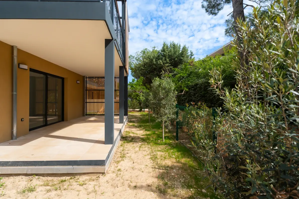 Photo 1 - Appartement 4 pièces - terrasse 26m2 - Jardin 184m2 - deux garages en sous-sol - calme