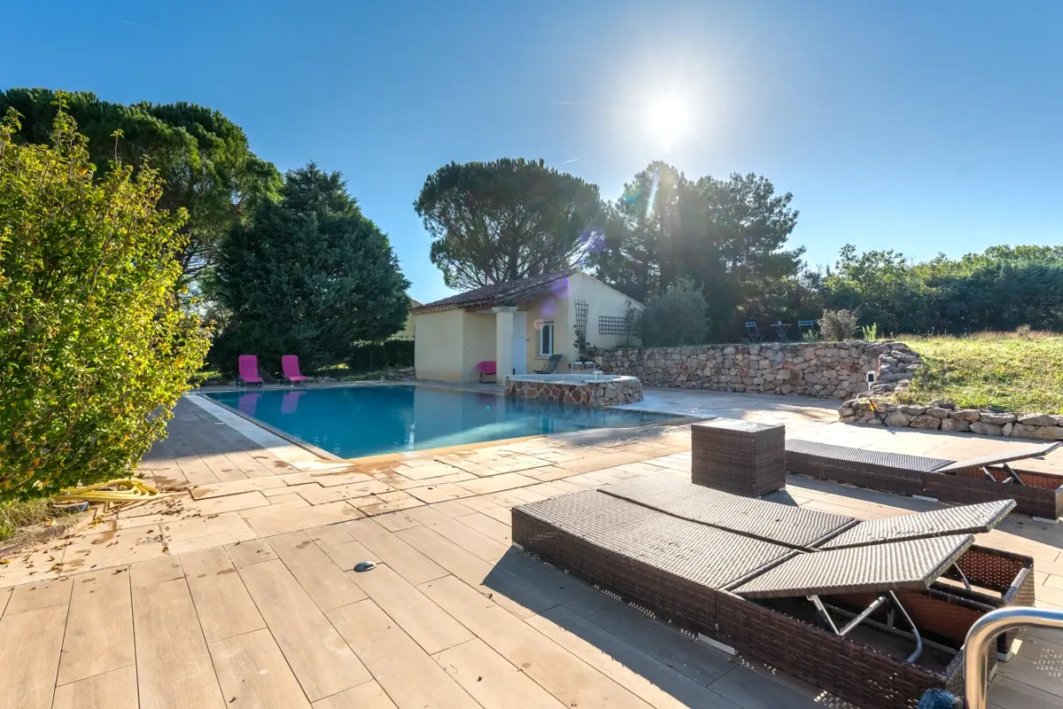 Photo 4 - Belle villa de plain pied à Rians (83560) 2 suites + 2 chambres, 4 salles d'eau, piscine miroir, géothermie.