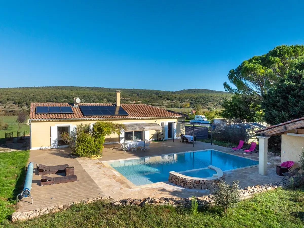Photo 5 - Belle villa de plain pied à Rians (83560) 2 suites + 2 chambres, 4 salles d'eau, piscine miroir, géothermie.