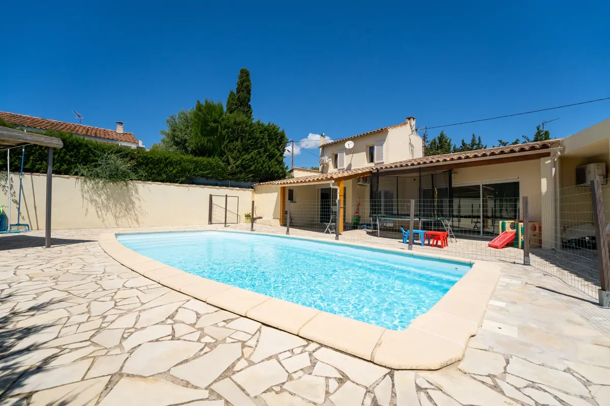 Photo 1 - Maison de type 6 d'une surface de 205 m2 plus terrain stationnements et piscine 