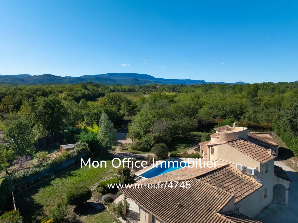 Belle villa à Saint-Maximin-la-Sainte-Baume (83470) VENDUE: 4 suites + 1 bureau, sous-sol, garage double, atelier, piscine et boulodrome — 13