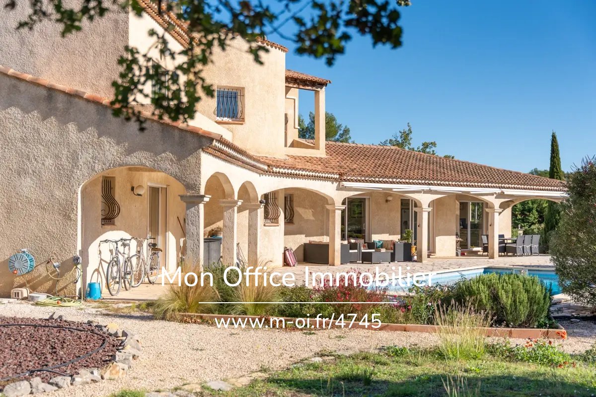 Belle villa à Saint-Maximin-la-Sainte-Baume (83470) VENDUE: 4 suites + 1 bureau, sous-sol, garage double, atelier, piscine et boulodrome — 10