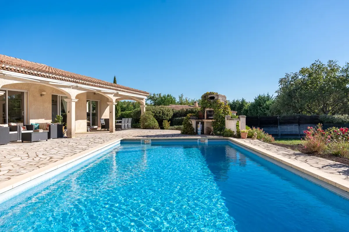 Photo 2 - Belle villa à Saint-Maximin-la-Sainte-Baume (83470): 4 suites + 1 bureau, sous-sol, garage double, atelier, piscine et boulodrome