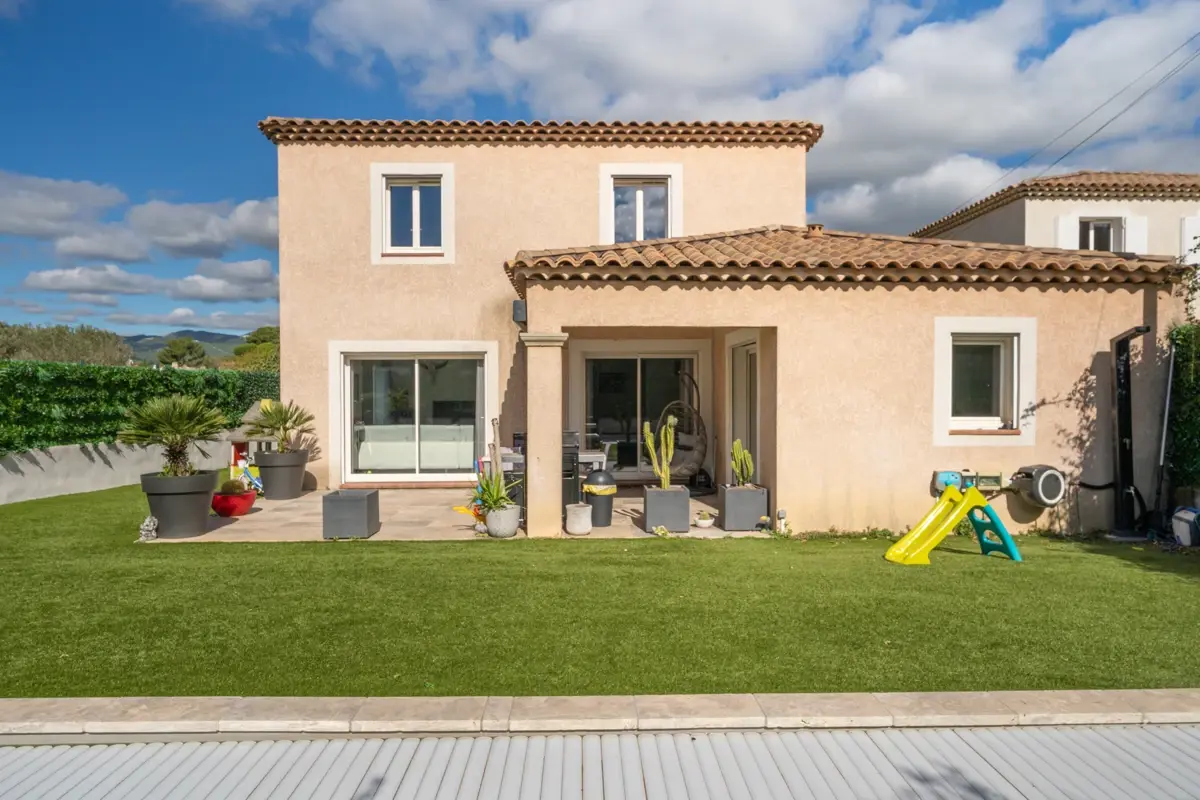 Photo 1 - Maison 5 pièces /piscine / Jardin / Stationnements