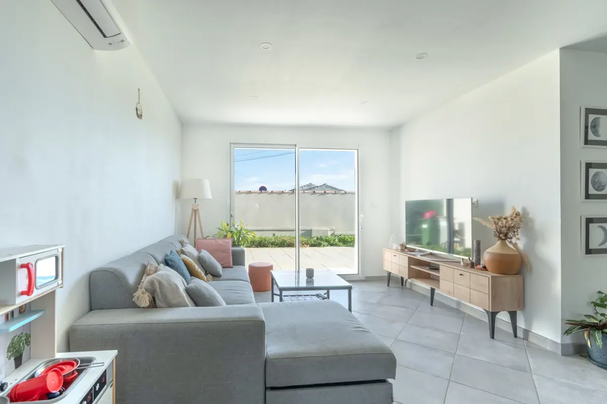 Photo 5 - Maison rénovée 4 pièces avec jardin et piscine dans une résidence au calme 