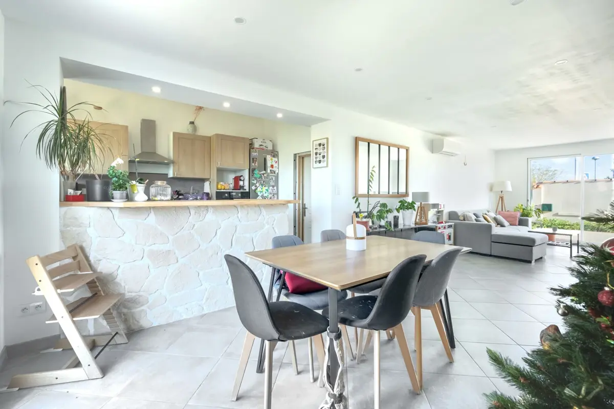 Photo 2 - Maison rénovée 4 pièces avec jardin et piscine dans une résidence au calme 