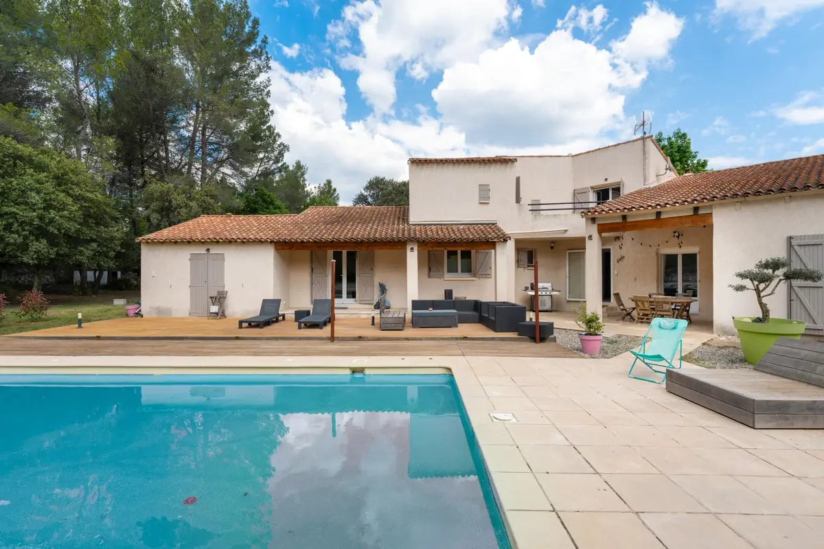 Photo 4 - Maison 5 pièces avec piscine et garage 