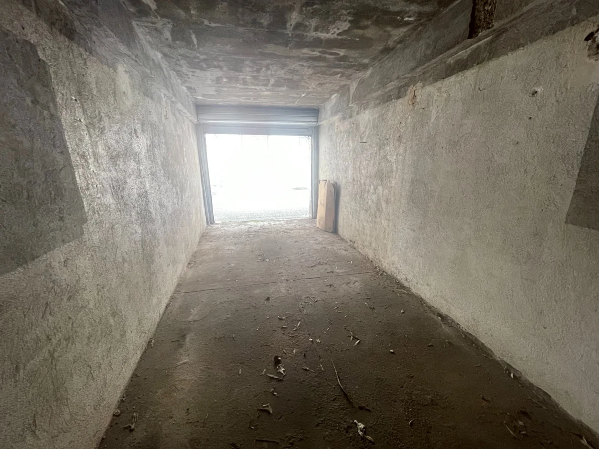 Photo 1 - Parking/box