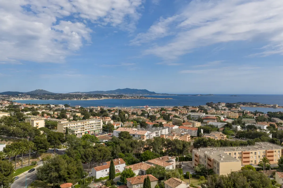 Photo 3 - Villa Familiale avec Vue Mer 250 m2 - séparée en deux Grands Appartements de Standing plus un studio - Vente en Unité Unique 