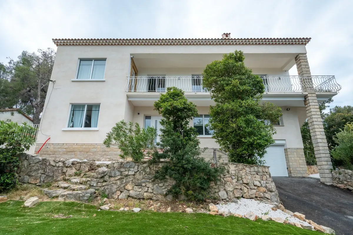 Photo 1 - Villa Familiale avec Vue Mer 250 m2 - séparée en deux Grands Appartements de Standing plus un studio - Vente en Unité Unique 