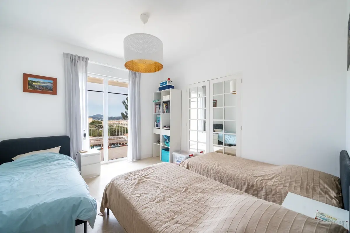 Photo 5 - Villa Familiale avec Vue Mer 250 m2 - séparée en deux Grands Appartements de Standing plus un studio - Vente en Unité Unique 
