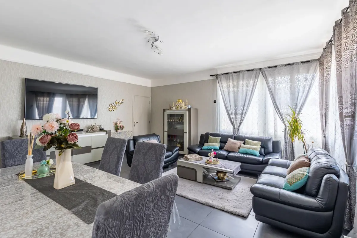 Photo 2 - En exclusivité un appartement T3/4 de 101m2 habitable.