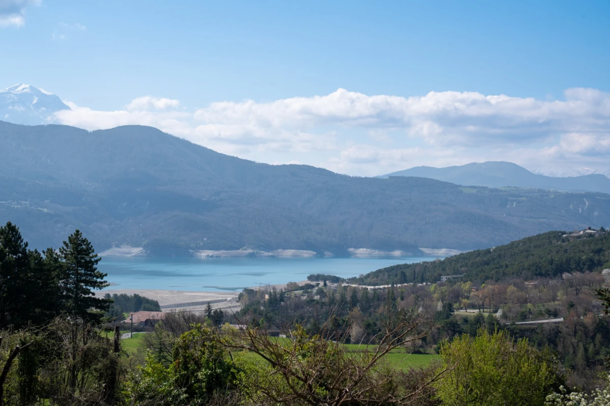 Photo 4 - Terrain constructible viabilisé - vue Lac de Serre-Ponçon