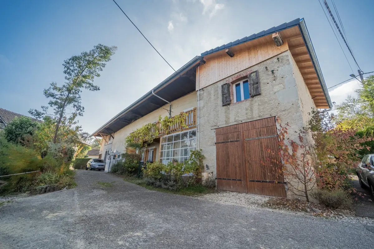 Photo 1 - Maison mitoyenne 4 pièces - mazot à rénover - terrain constructible de 650m2 - combles aménageables - double garage et carport