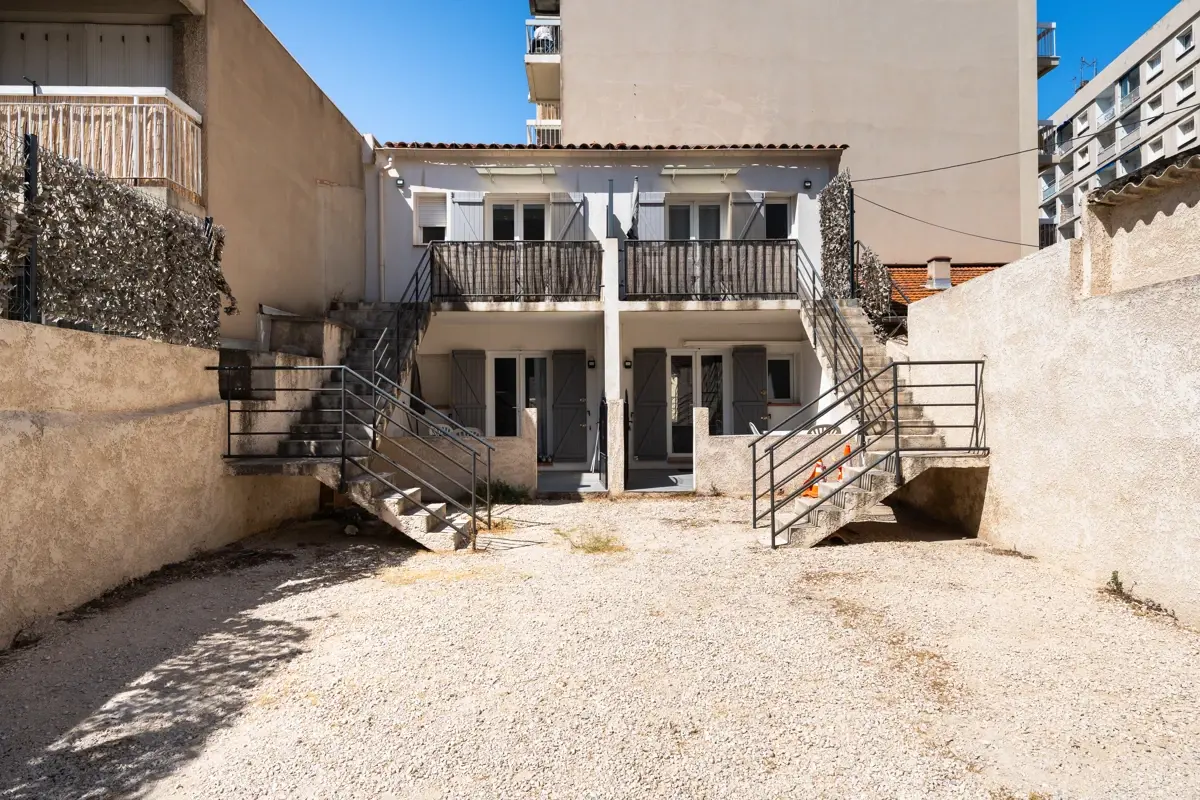 Photo 1 - Exclusivité un Immeuble de quatre appartements plus une maison de 70 m2 sur un terrain de 330 m2 