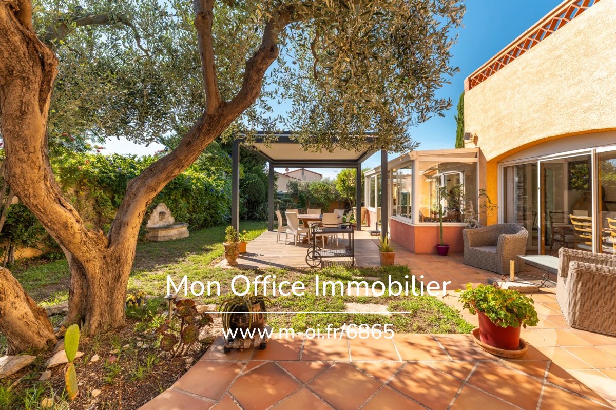 Villa de 180m2 avec 700m2 de terrain en centre ville, proche de la mer. — 10