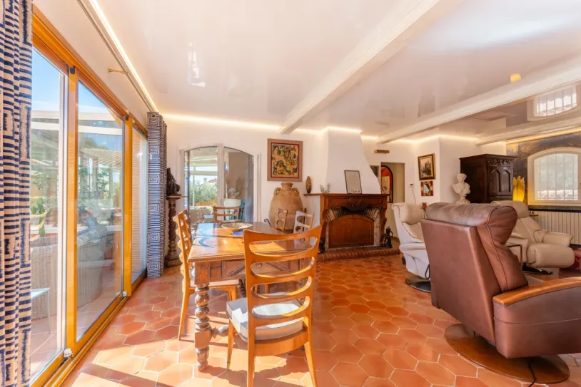Villa de 180m2 avec 700m2 de terrain en centre ville, proche de la mer. — 17