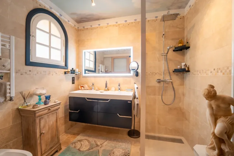 Villa de 180m2 avec 700m2 de terrain en centre ville, proche de la mer. — 26