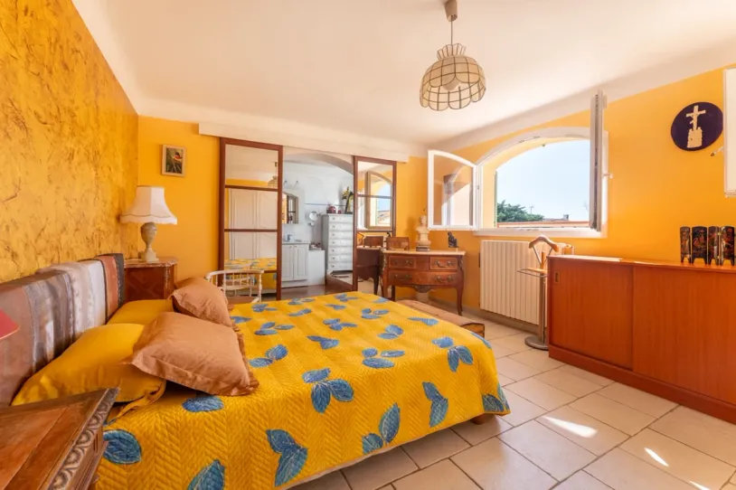 Villa de 180m2 avec 700m2 de terrain en centre ville, proche de la mer. — 29