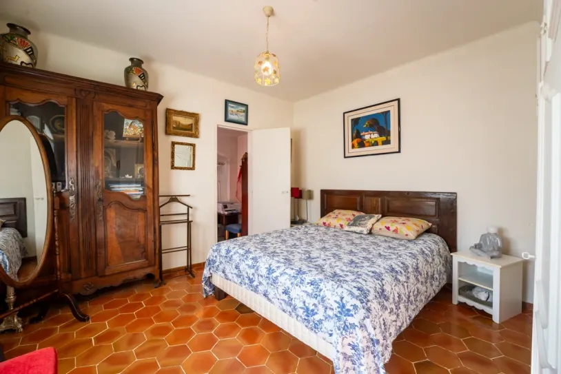 Villa de 180m2 avec 700m2 de terrain en centre ville, proche de la mer. — 23