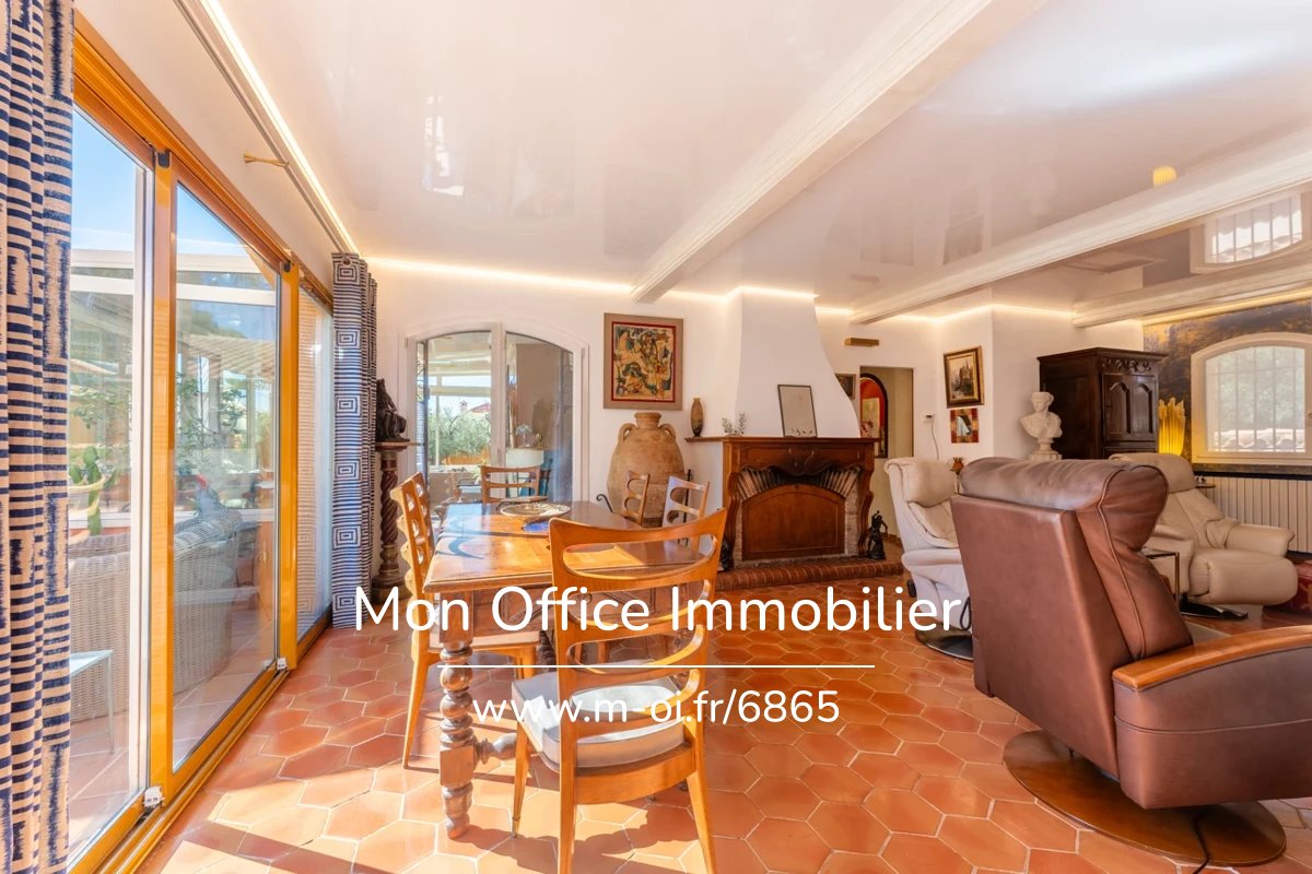 Villa de 180m2 avec 700m2 de terrain en centre ville, proche de la mer. — 19