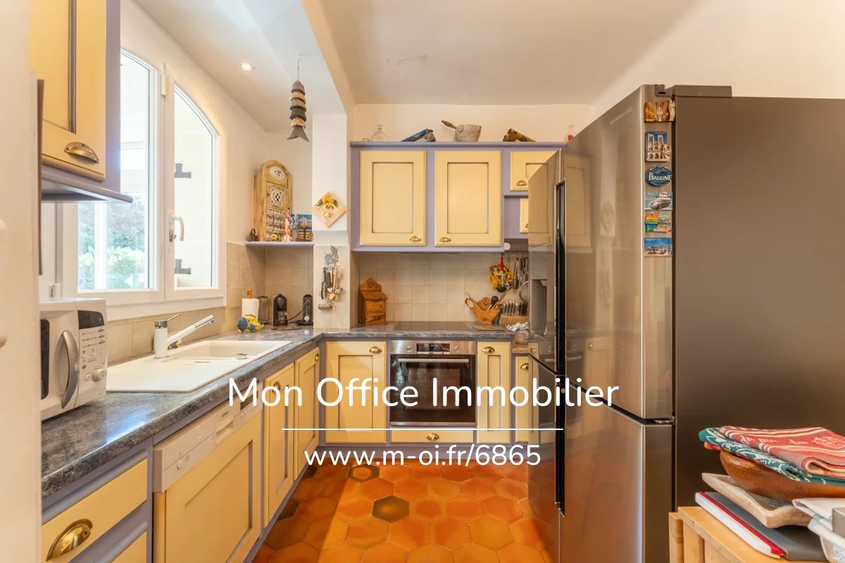 Villa de 180m2 avec 700m2 de terrain en centre ville, proche de la mer. — 22