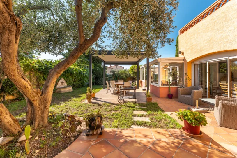 Villa de 180m2 avec 700m2 de terrain en centre ville, proche de la mer. — 8