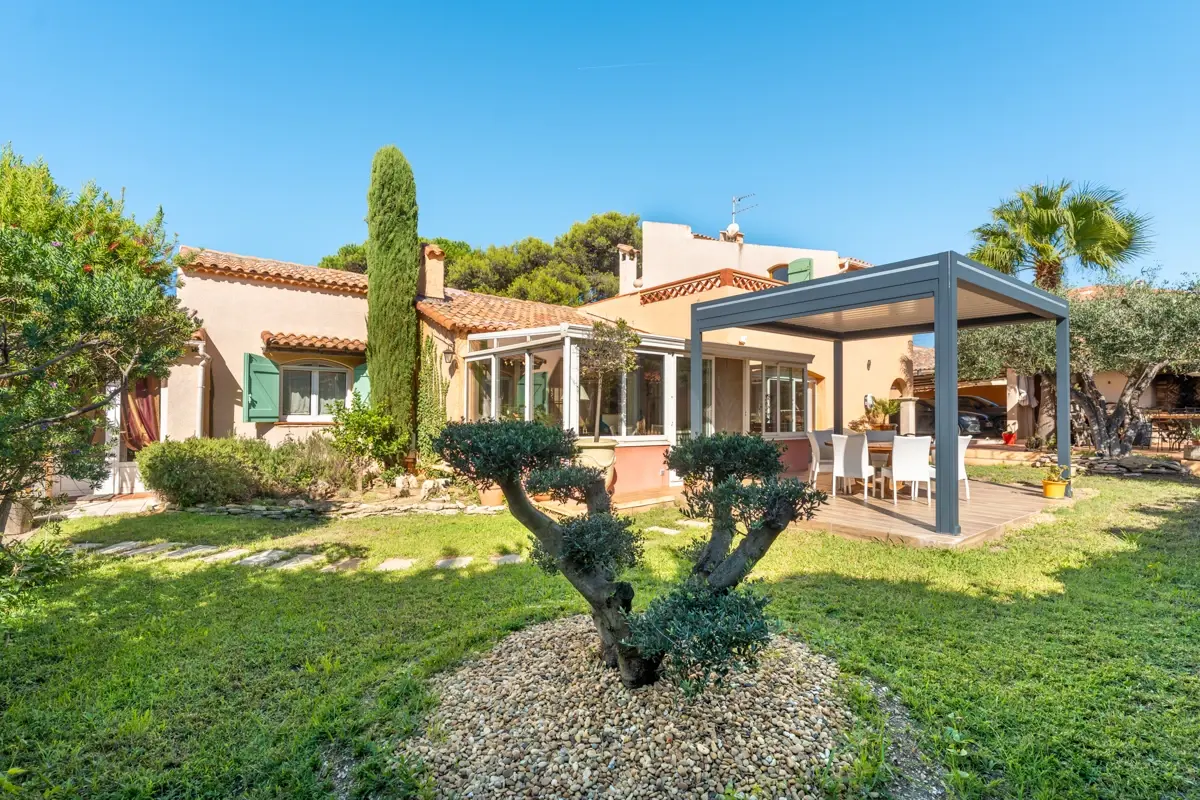 Photo 2 - Villa de 180m2 avec 700m2 de terrain en centre ville, proche de la mer. 