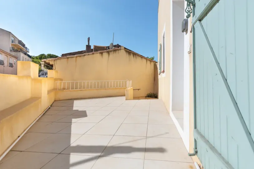 T3 avec une terrasse de 15m2 au centre de Saint Cyr sur mer — 5