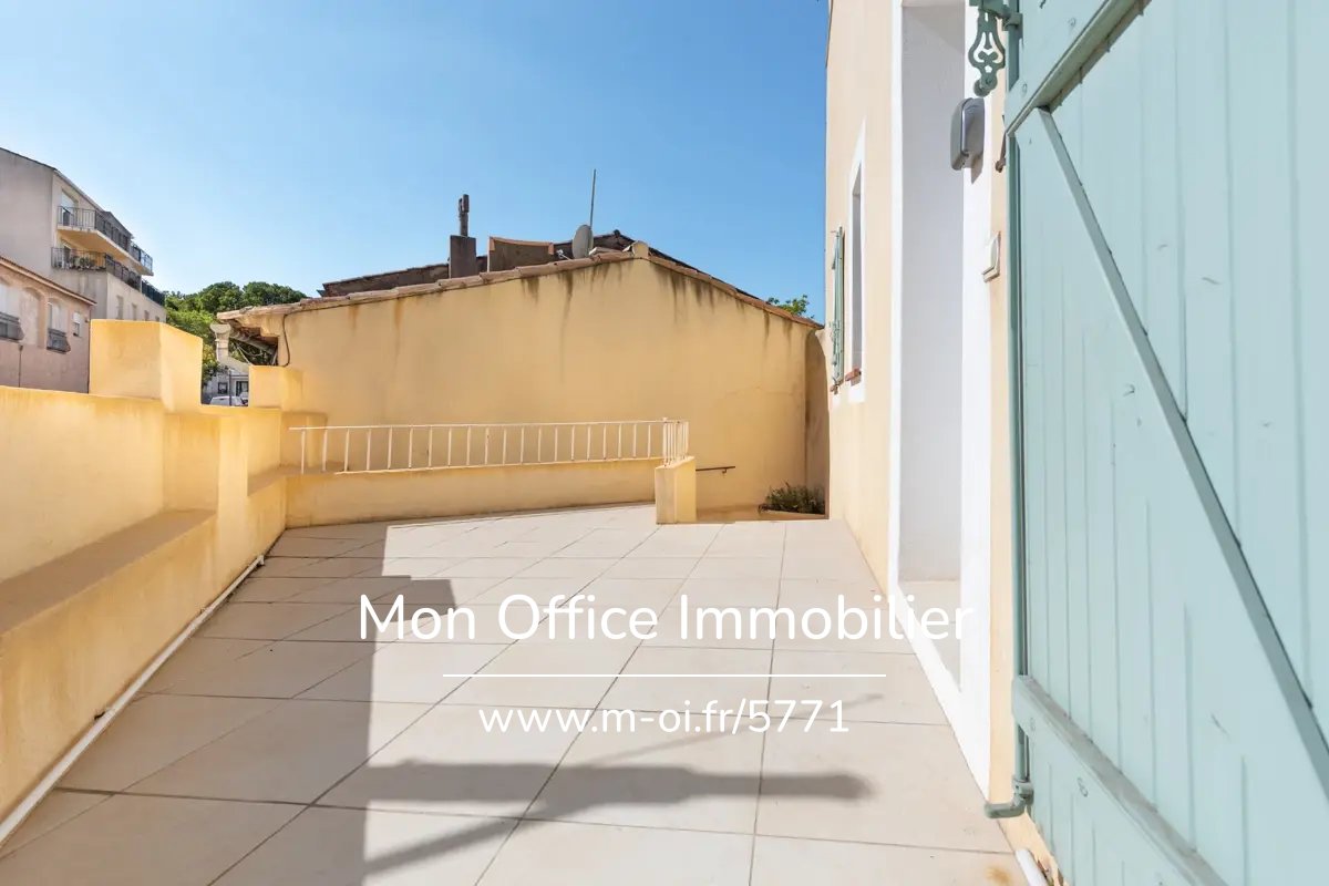 T3 avec une terrasse de 15m2 au centre de Saint Cyr sur mer — 7