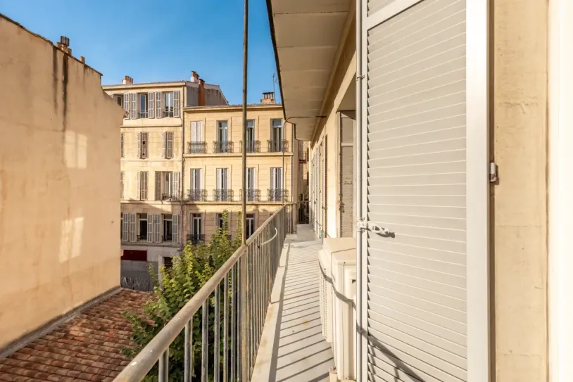 T3 avec une terrasse de 15m2 au centre de Saint Cyr sur mer — 18