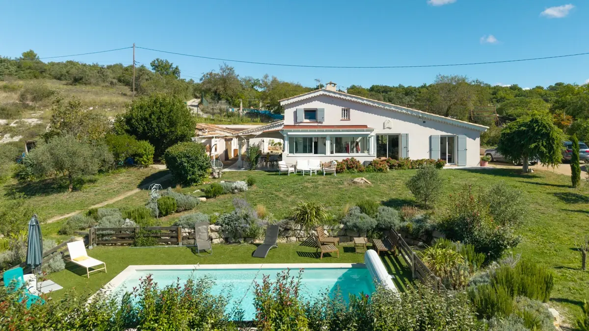 Photo 1 - La Verdière (83560)- Villa entièrement rénovée- 3111m2 - piscine sel 8X4- 2 annexes de 50m2 dont 1 garage/stockage.