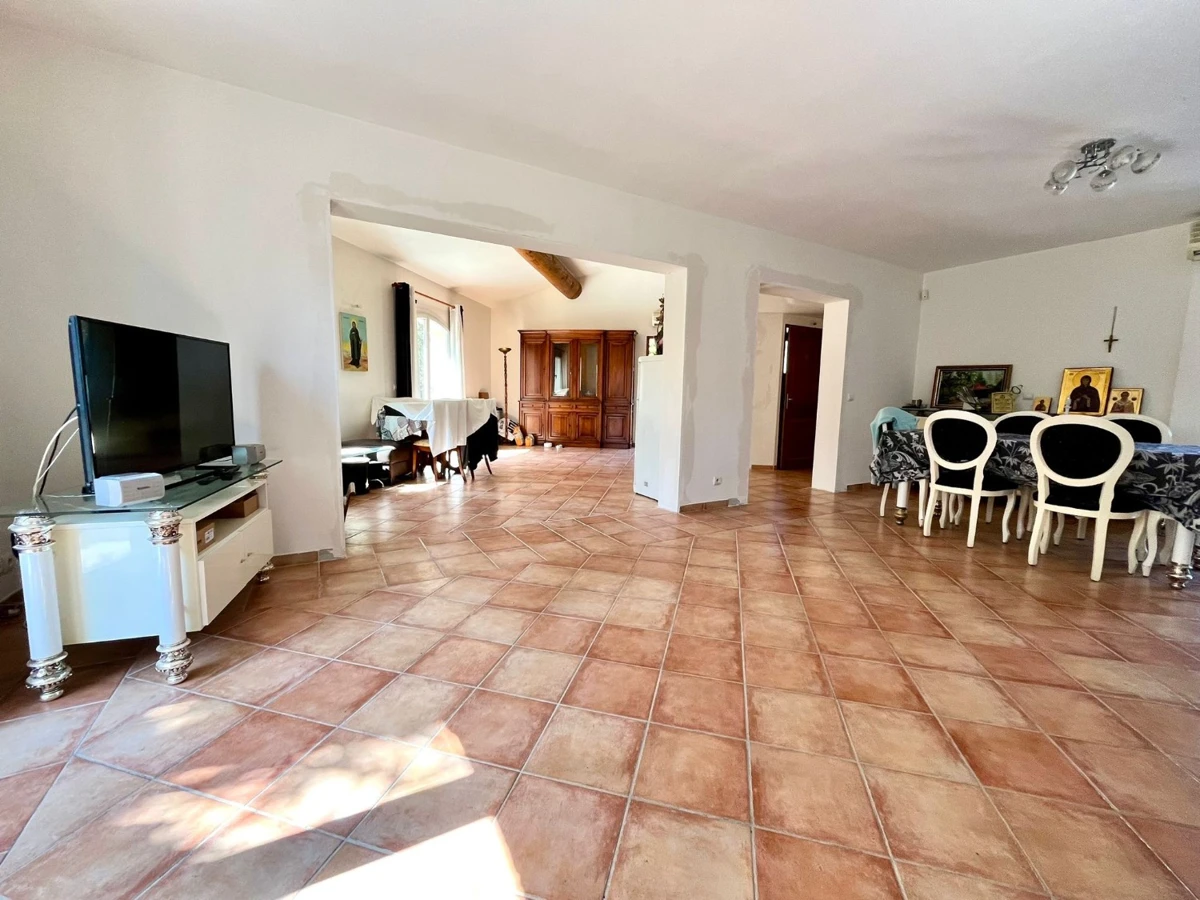 Photo 4 - Maison 5 pièces - 160 m2 habitable - 750 m2 de parcelle avec piscine.