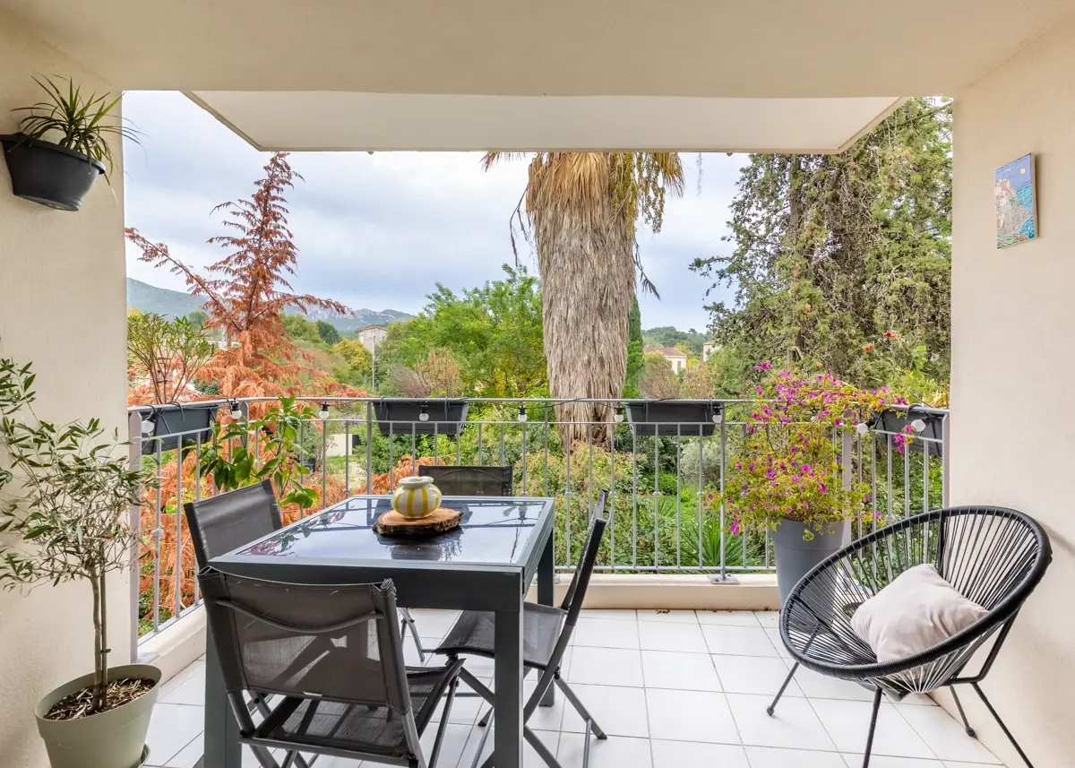 Photo 5 - Appartement T3 de 70m2 avec terrasse et parking – Vue dégagée sur les collines