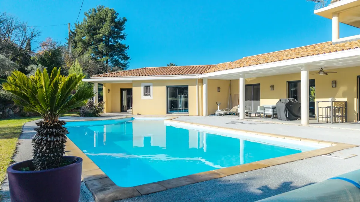 Photo 2 - Maison familiale de 220 m² sur 1 hectare avec piscine, idéalement située. 