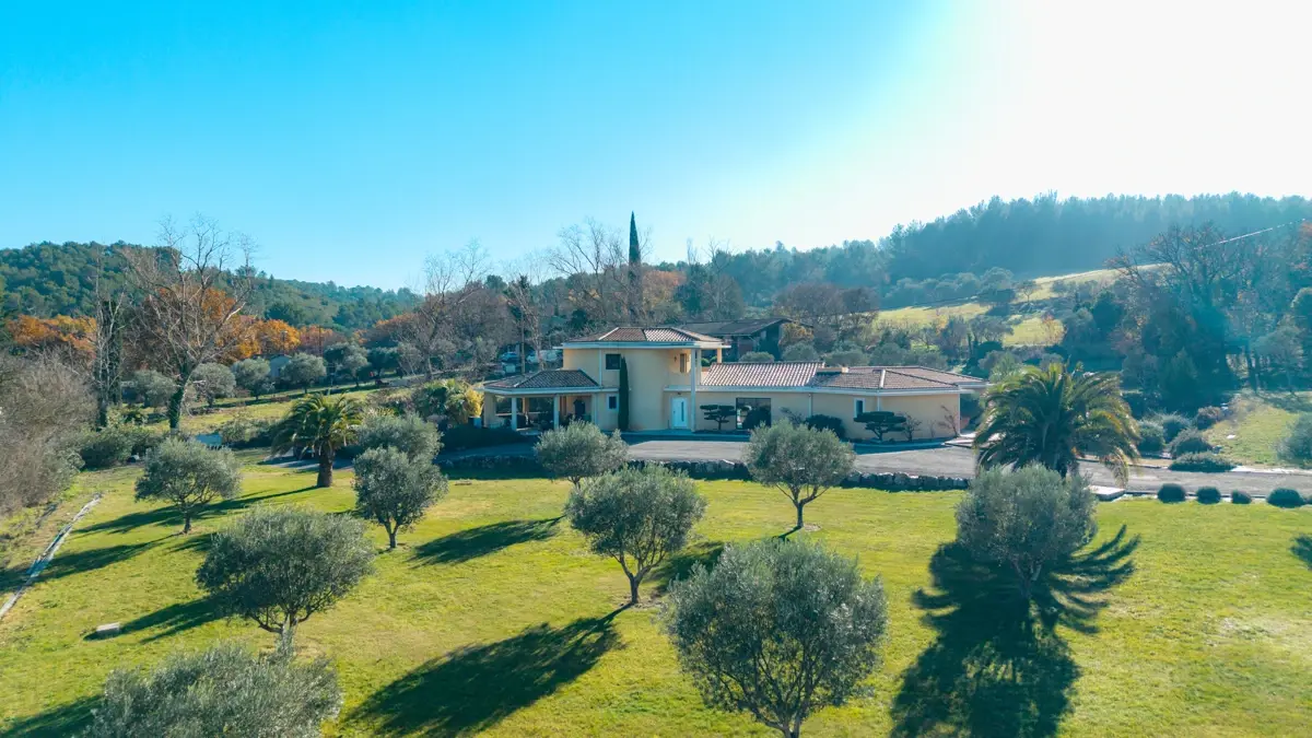 Photo 3 - Maison familiale de 220 m² sur 1 hectare avec piscine, idéalement située. 