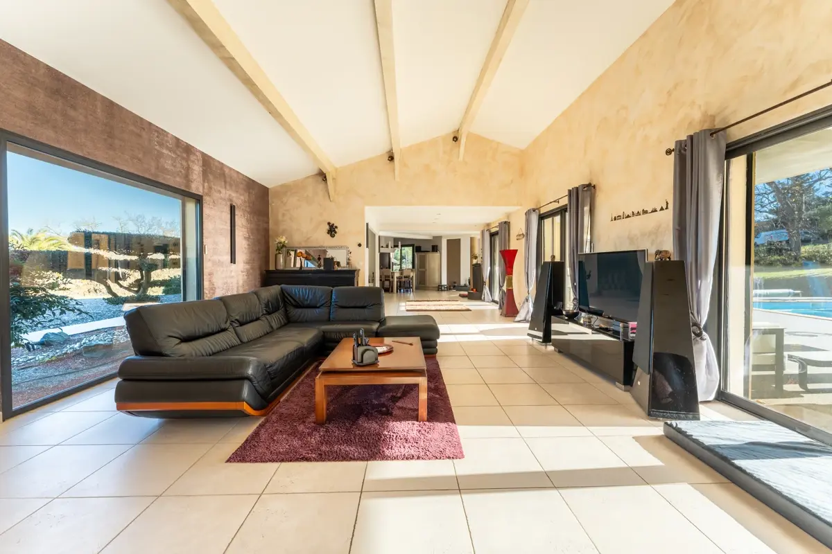 Photo 5 - Maison familiale de 220 m² sur 1 hectare avec piscine, idéalement située. 