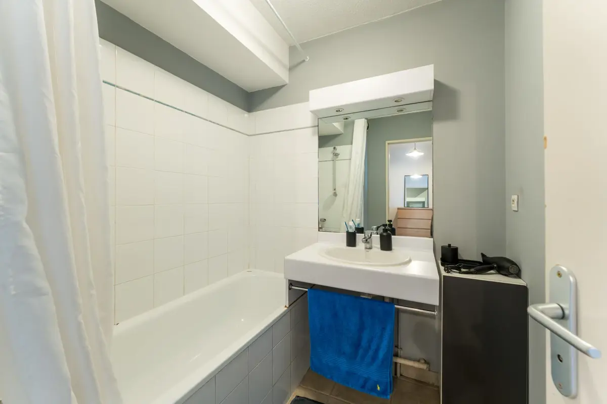 Photo 5 - Appartement 2 pièces, proche des Allées Provençales avec balcon et box