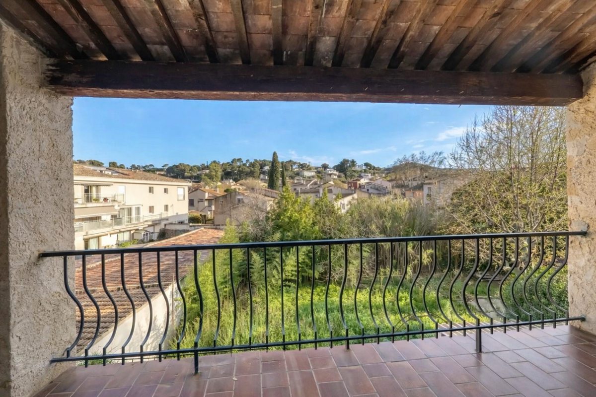 Photo 2 - Appartement 3 pièces avec terrasses à rénover 