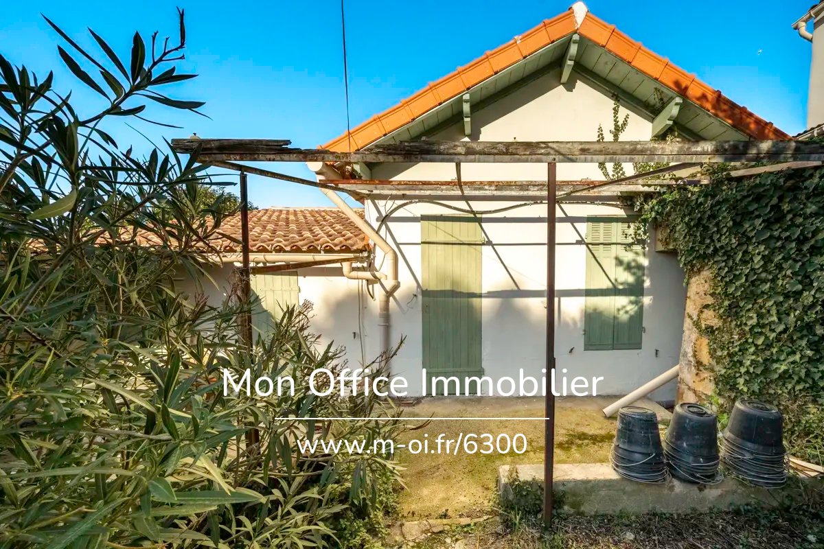 Maison centre ville - Au calme, jardin et garage - 13 330 PELISSANNE — 13
