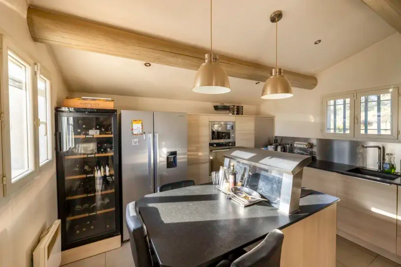 Maison traditionnelle avec piscine sur terrain paysager de 5 129 m² – Lambesc — 26