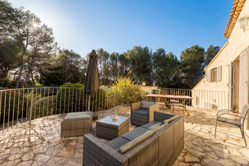 Maison traditionnelle avec piscine sur terrain paysager de 5 129 m² – Lambesc — 11