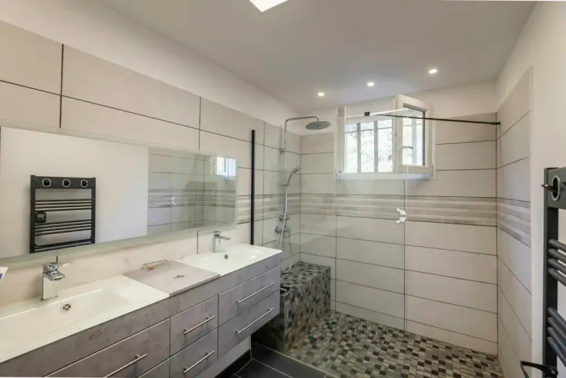 Maison traditionnelle avec piscine sur terrain paysager de 5 129 m² – Lambesc — 29