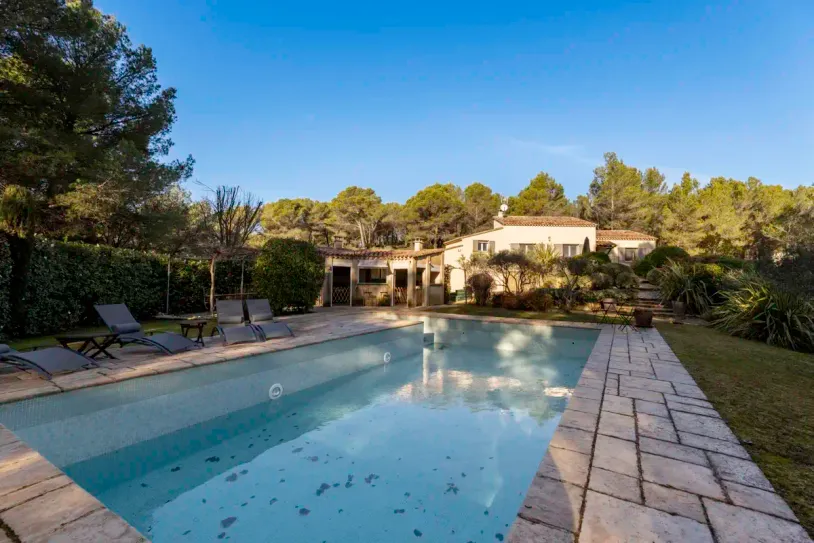 Maison traditionnelle avec piscine sur terrain paysager de 5 129 m² – Lambesc — 8