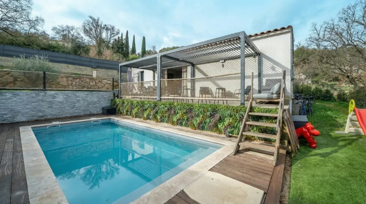 Photo 1 - Maison 5 pièce(s) à Auriol (13390) avec piscine et pergolas bioclimatiques.