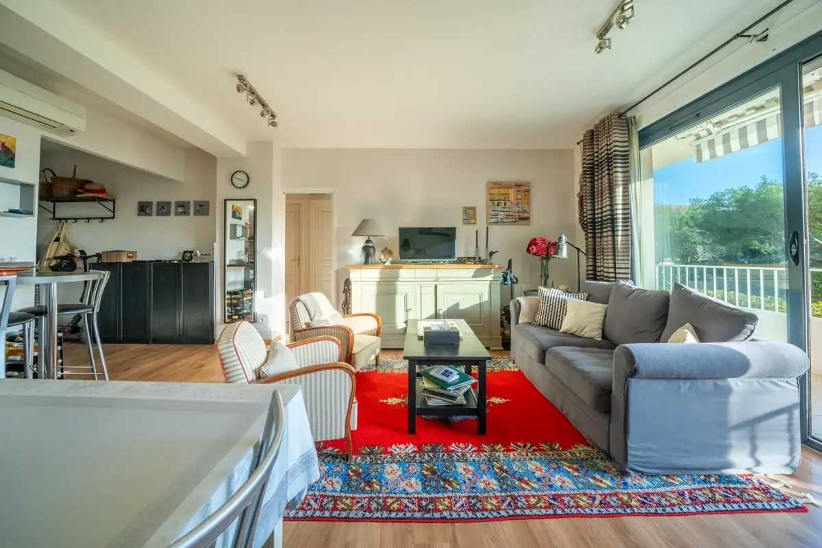 Photo 2 - Exclusivité, appartement de trois pièces d’une surface de 60 m2 avec stationnement , vue mer à deux pas du port 