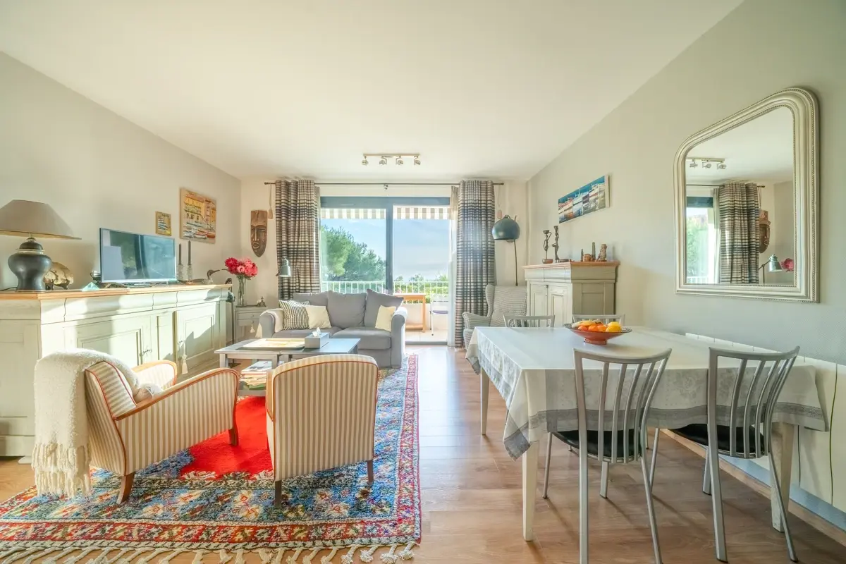 Photo 1 - Exclusivité, appartement de trois pièces d’une surface de 60 m2 avec stationnement , vue mer à deux pas du port 