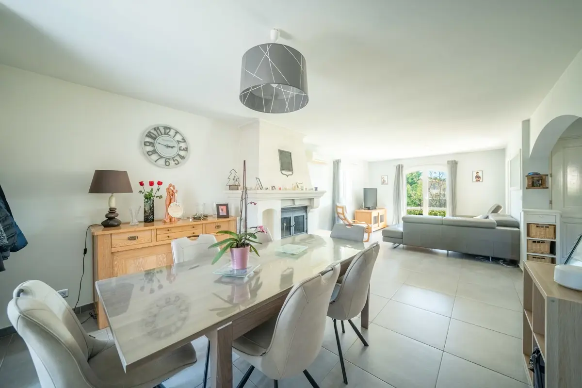 Photo 4 - Lambesc – Maison familiale avec piscine, jardin arboré et superbe espace extérieur plein sud