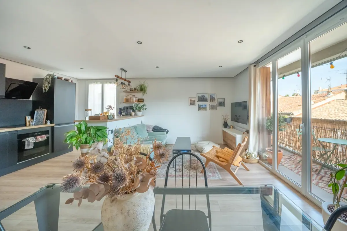 Photo 2 - Appartement 3 pièces avec extérieur et cave.